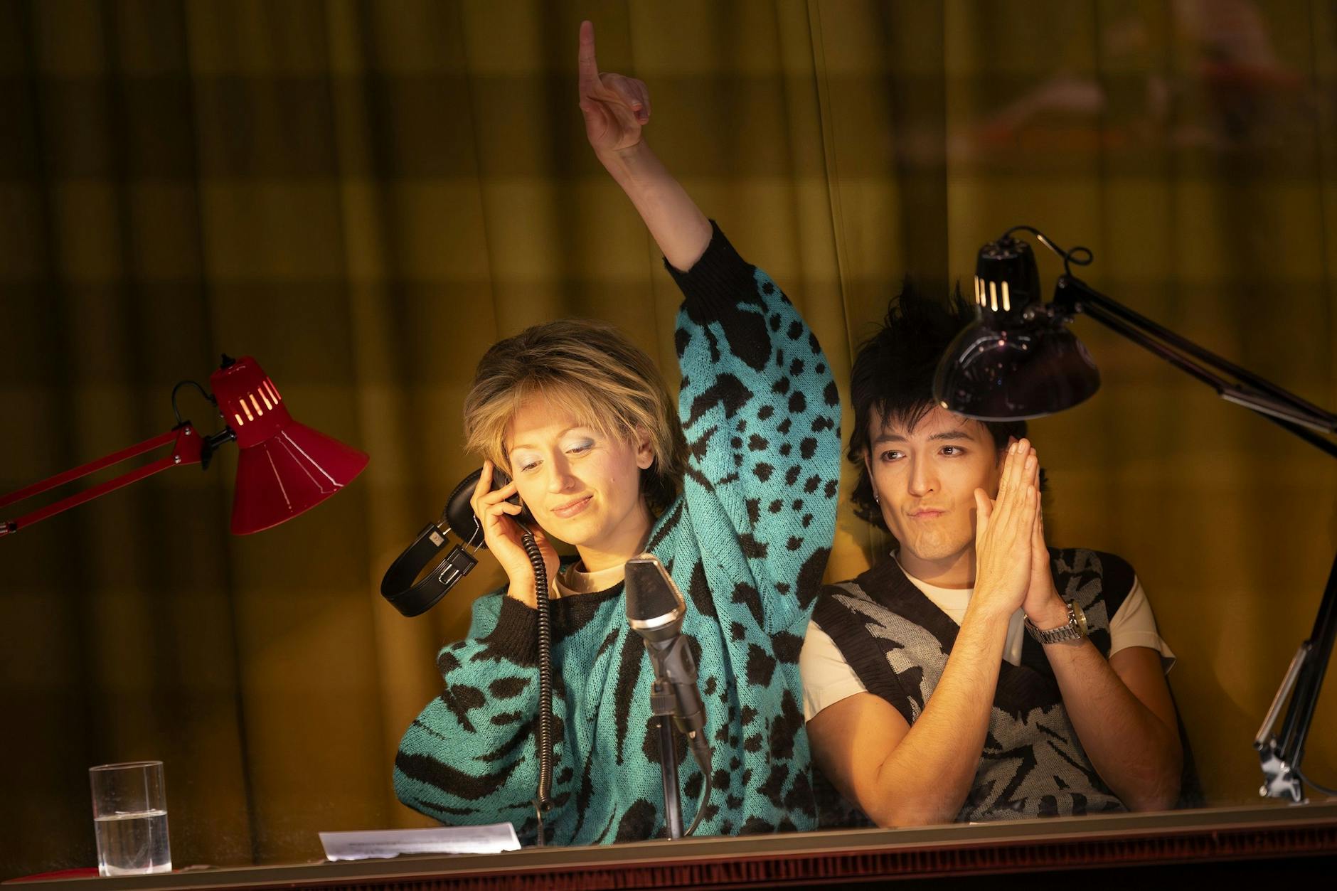 „On Air On Fire“ von Marion Brasch, inszeniert von Alexander Riemenschneier im Theater an der Parkaue. Im Bild Ilona Raytman und Jan Tsien Beller (v.l.)