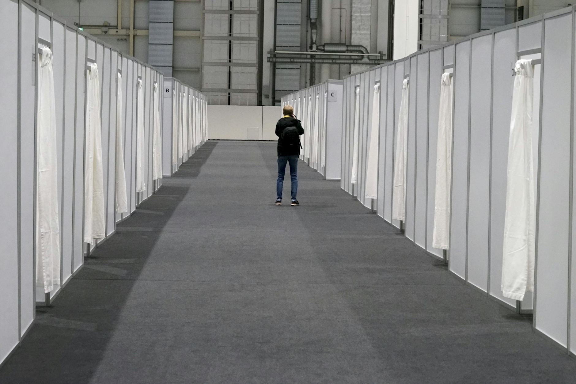 Flüchtlingsunterkunft in der Messehalle in Hamburg im Jahr 2024