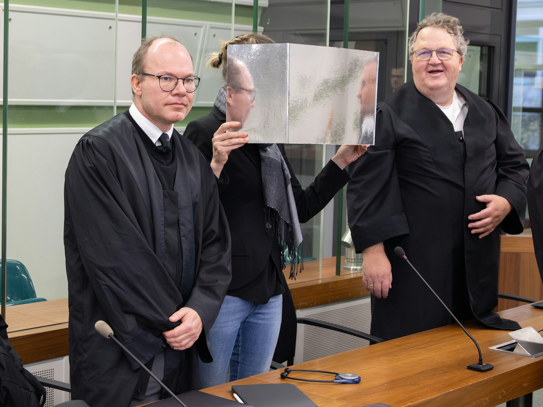 Evgeniya P. steht neben ihren beiden Verteidigern. Sie wurde aus der Haft vorgeführt.