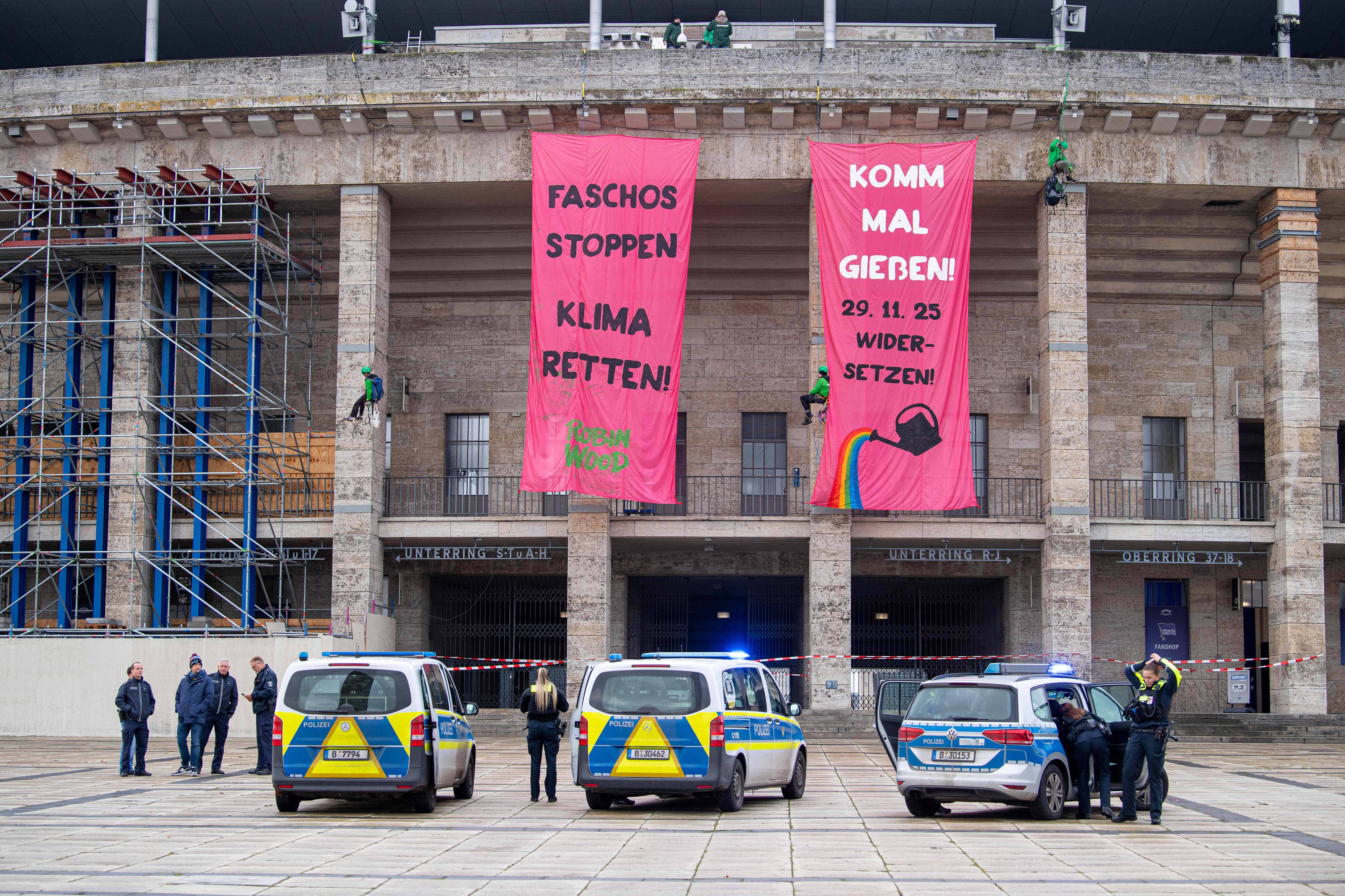 Image - Protest gegen AfD-Parteijugend: Klimaaktivisten seilen sich von Dach des Olympiastadions ab