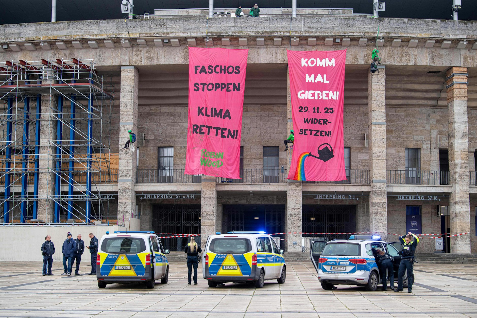 Klimaaktivisten haben sich bei einer Protestaktion vom Dach des Olympiastadions abgeseilt.