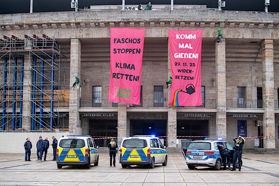 Klimaaktivisten haben sich bei einer Protestaktion vom Dach des Olympiastadions abgeseilt.