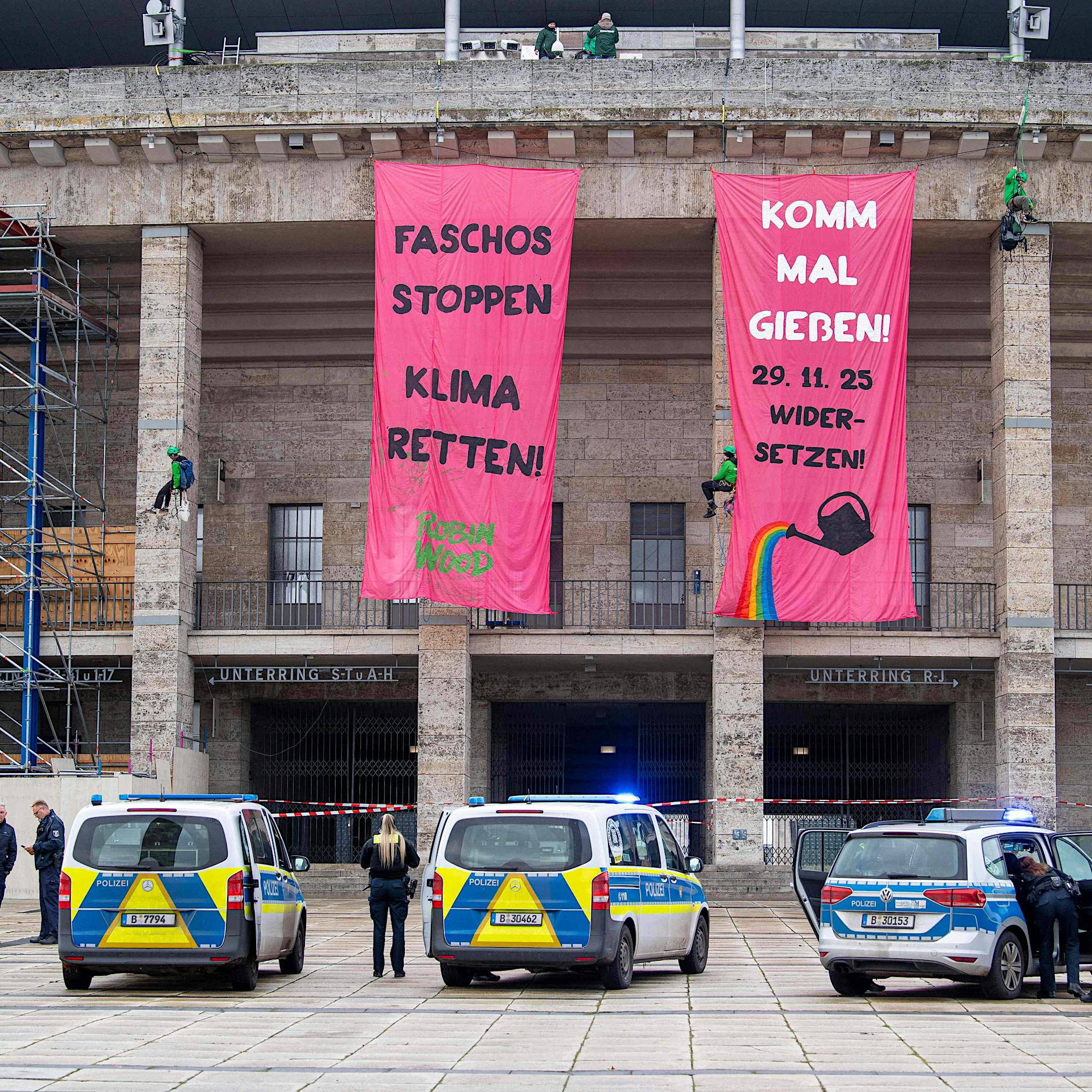 Protest gegen AfD-Parteijugend: Klimaaktivisten seilen sich von Dach des Olympiastadions ab