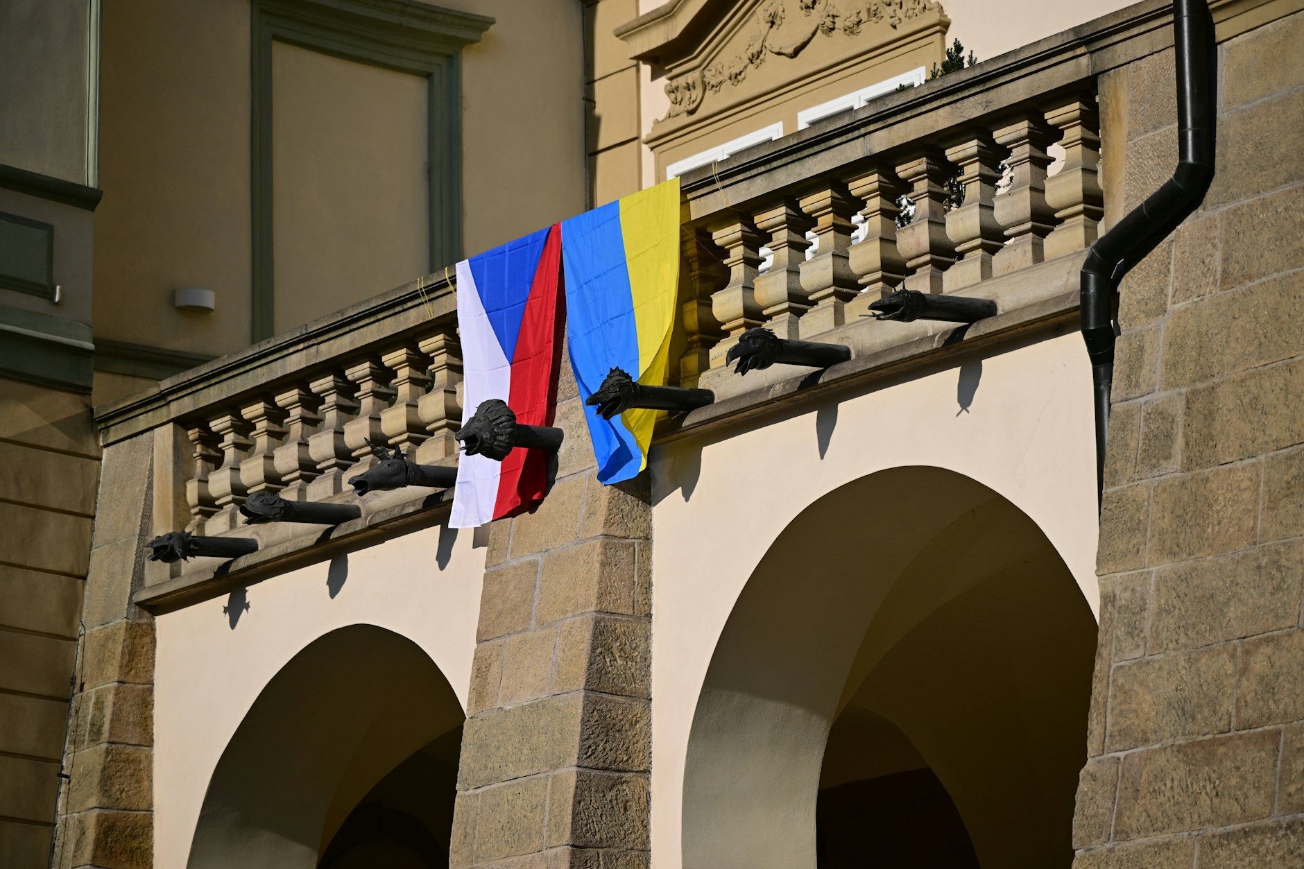 Am Parlamentsgebäude in Prag wurde die Ukraine-Flagge entfernt. Oppositionelle hissten als Protest kleinere Ukraine-Fahnen aus ihren Büros.