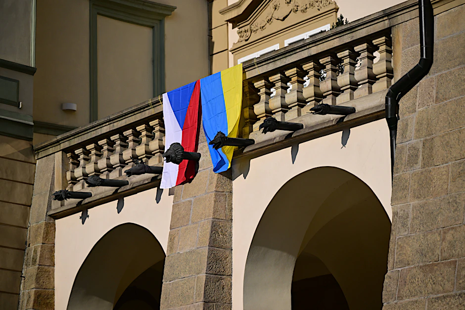 Am Parlamentsgebäude in Prag wurde die Ukraine-Flagge entfernt. Oppositionelle hissten als Protest kleinere Ukraine-Fahnen aus ihren Büros.