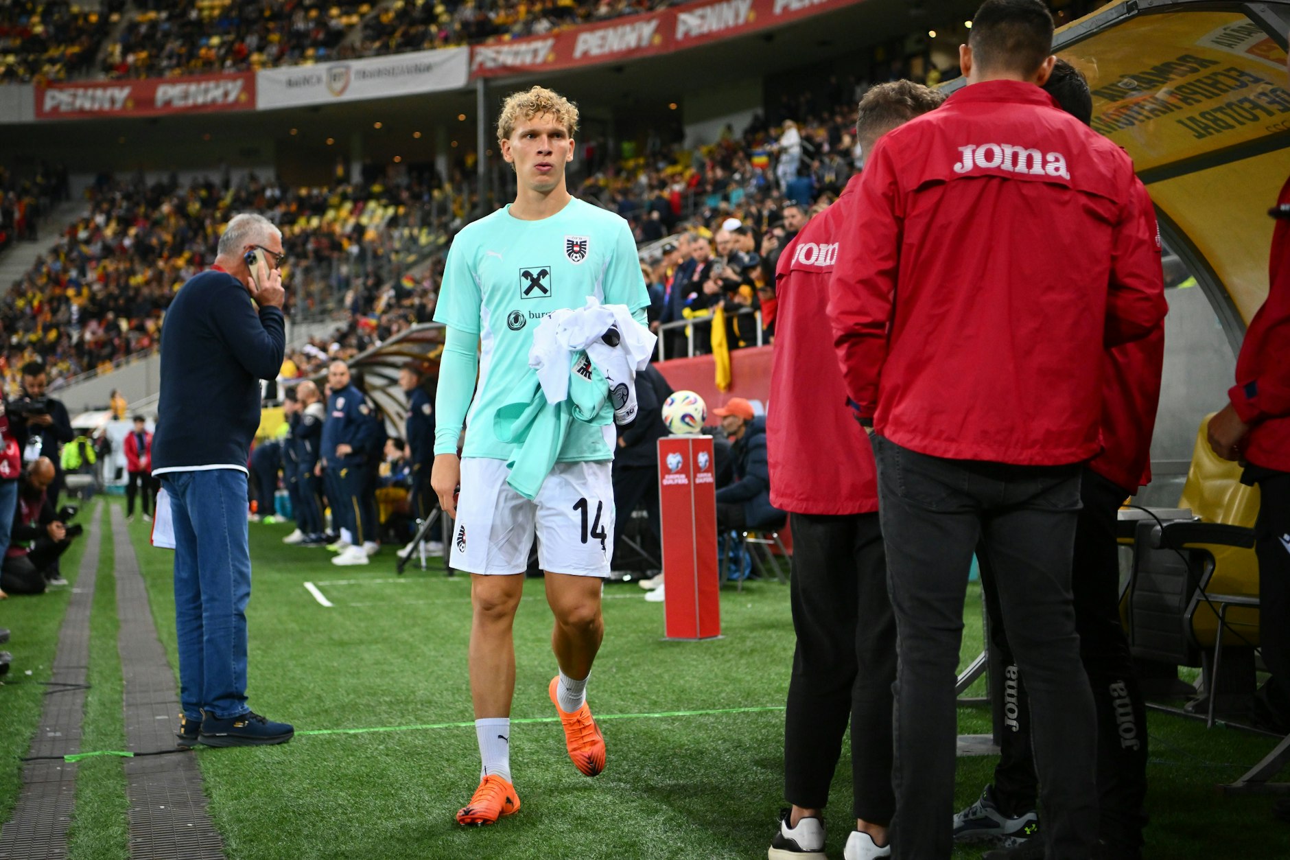 Unions Abwehrchef Leopold Querfeld saß beim 2:0-Sieg Österreichs auf Zypern wieder 90 Minuten auf der Bank und erlebte bei der Abreise am Flughafen ein Koffer-Chaos.