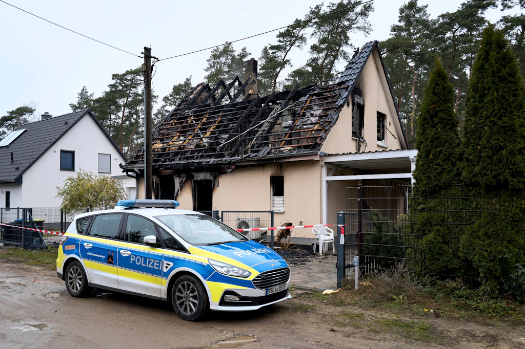 Beziehungs-Tragödie? Zwei Feuer, zwei Tote – Haus und Auto gehen in Flammen auf