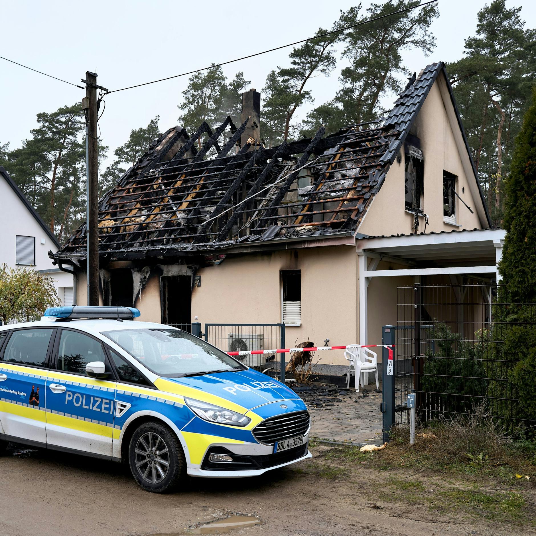 Image - Beziehungs-Drama? Zwei Feuer, zwei Tote – Haus und Auto gehen in Flammen auf