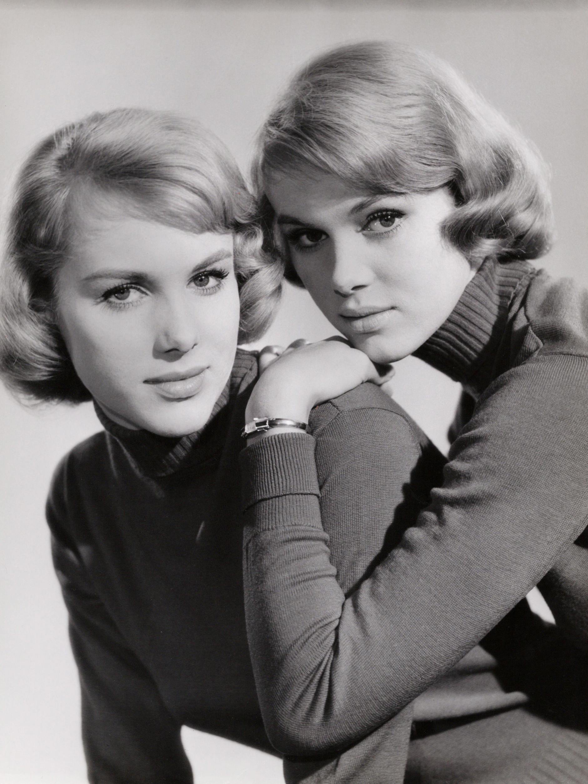 Die Kessler-Zwillinge im Jahr 1957. Ihre Laufbahn als Tänzerinnen starteten sie schon in Leipzig, nach der Flucht nach Düsseldorf ging es dann richtig los mit der Tanz-Karriere.