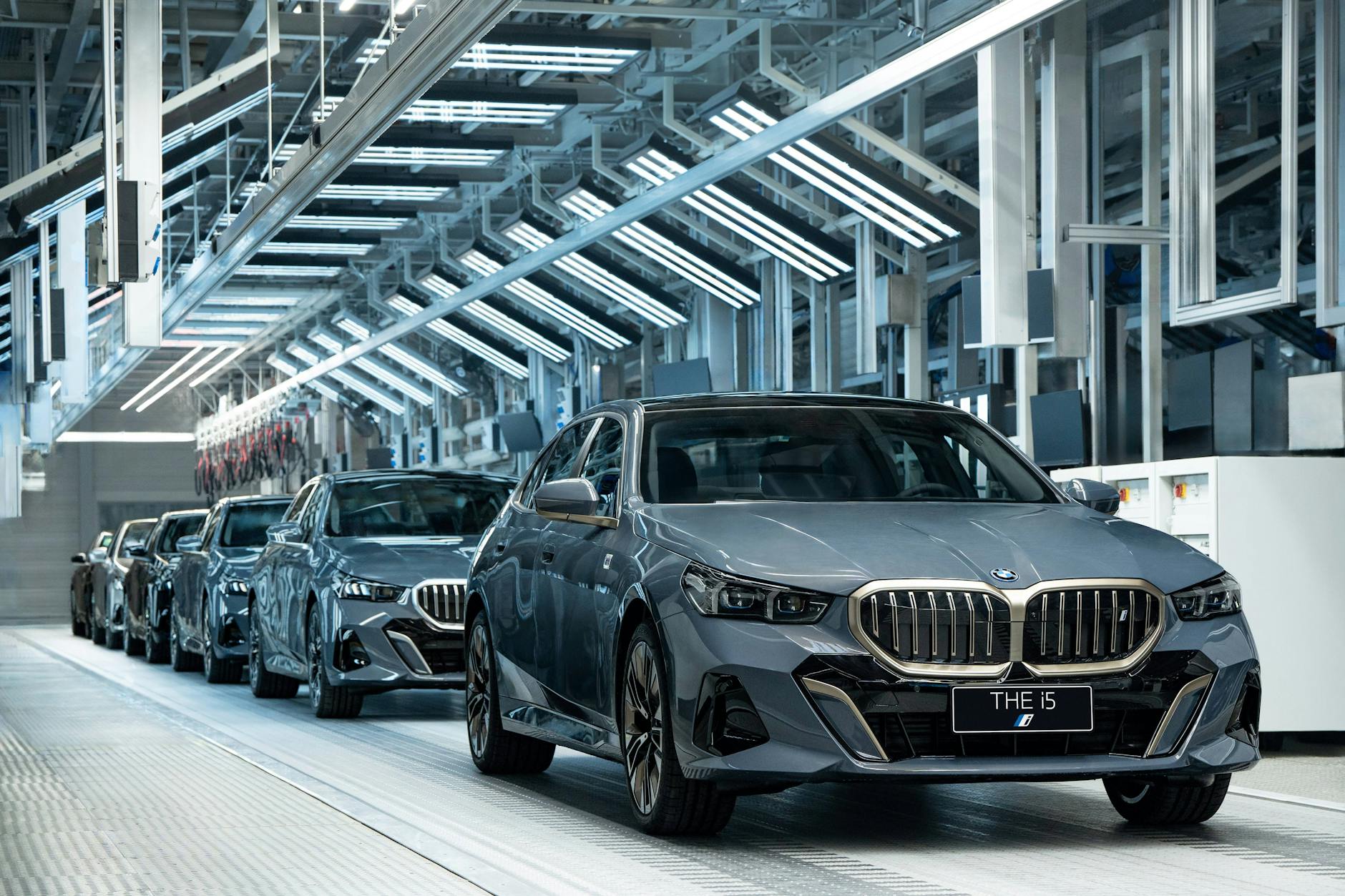 Elektroautos des Modells BMW i5 rollen im Dadong-Werk von BMW Brilliance Automotive in Shenyang vom Band.