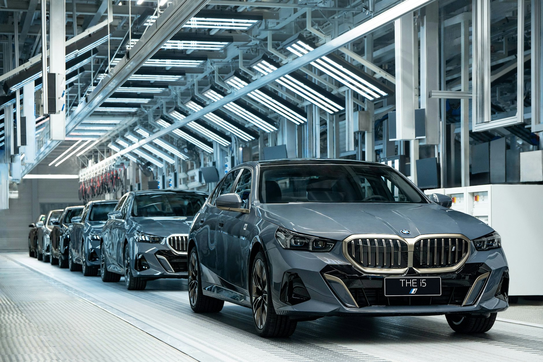 Elektroautos des Modells BMW i5 rollen im Dadong-Werk von BMW Brilliance Automotive in Shenyang vom Band.