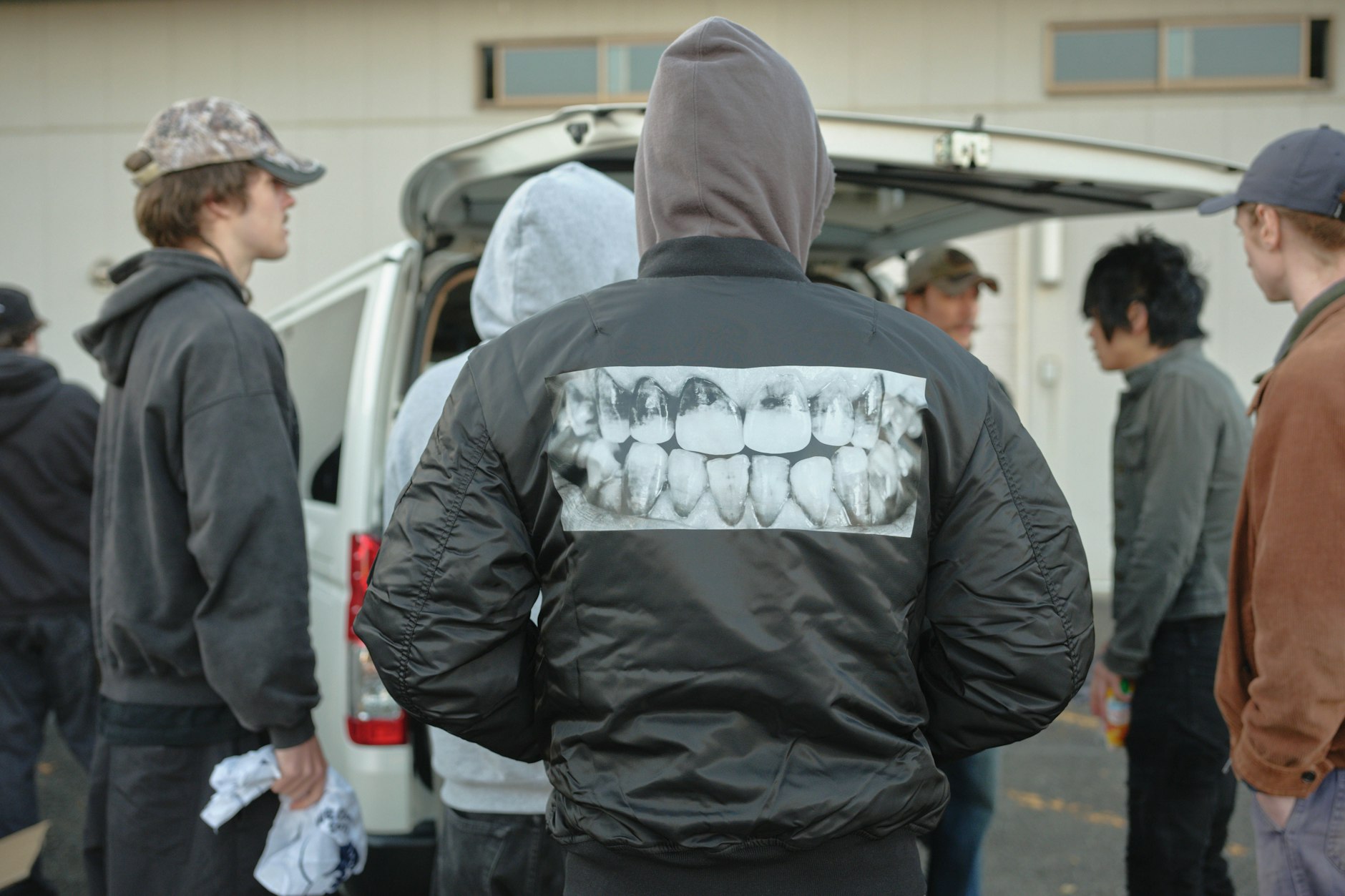 Zu ersteigern: Fotografie von Santiago Sierra: „Teeth Bomber Bomberjacke“ in Kooperation mit Les Six Art Week Tokyo, 15 Prototypen, 2024