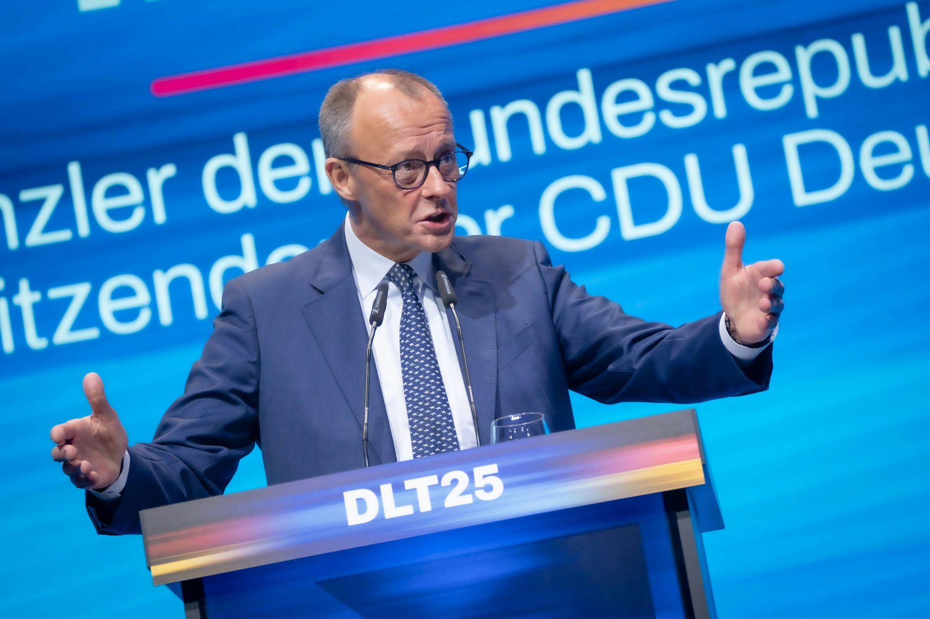Bundeskanzler Friedrich Merz auf dem Deutschlandtag der Jungen Union im Europark in Rust.