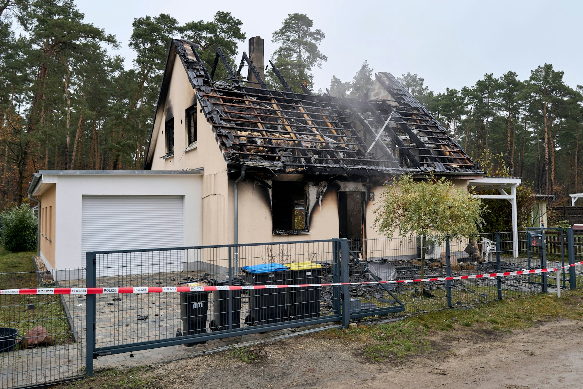 In Michendorf, Landkreis Potsdam-Mittelmark, kam es in der Nacht zum Montag zu einem Brand in einem Einfamilienhaus. Die Feuerwehr fand nach den Löscharbeiten eine weibliche Leiche.