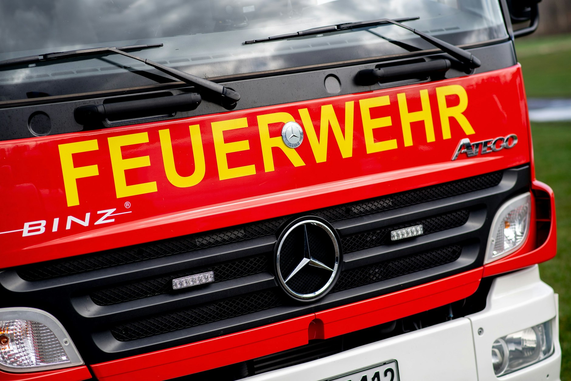 Die Feuerwehr musste vergangene Nacht zu zwei Bränden im Landkreis <a href="https://www.berliner-kurier.de/topics/potsdam-mittelmark">Potsdam-Mittelmark</a>&nbsp;anrücken, die wohl in Zusammenhang zueinander stehen.