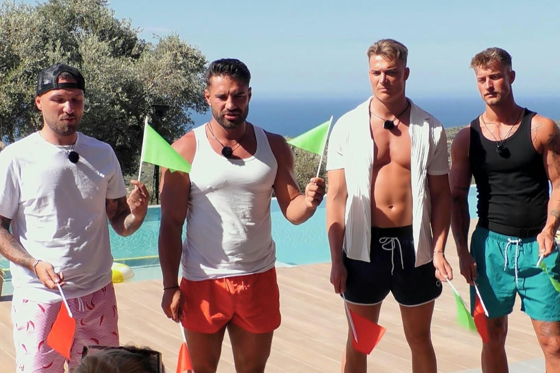 Aleks (2.v.l.) mit den anderen Kandidaten bei „Temptation Island VIP“.