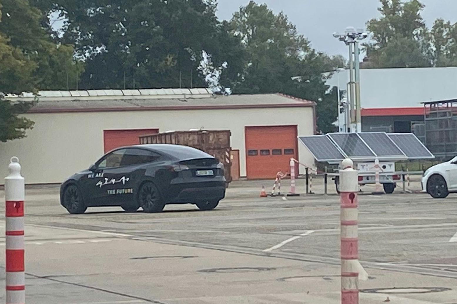 Eingang zum Tesla-Entwicklungszentrum in Köpenick