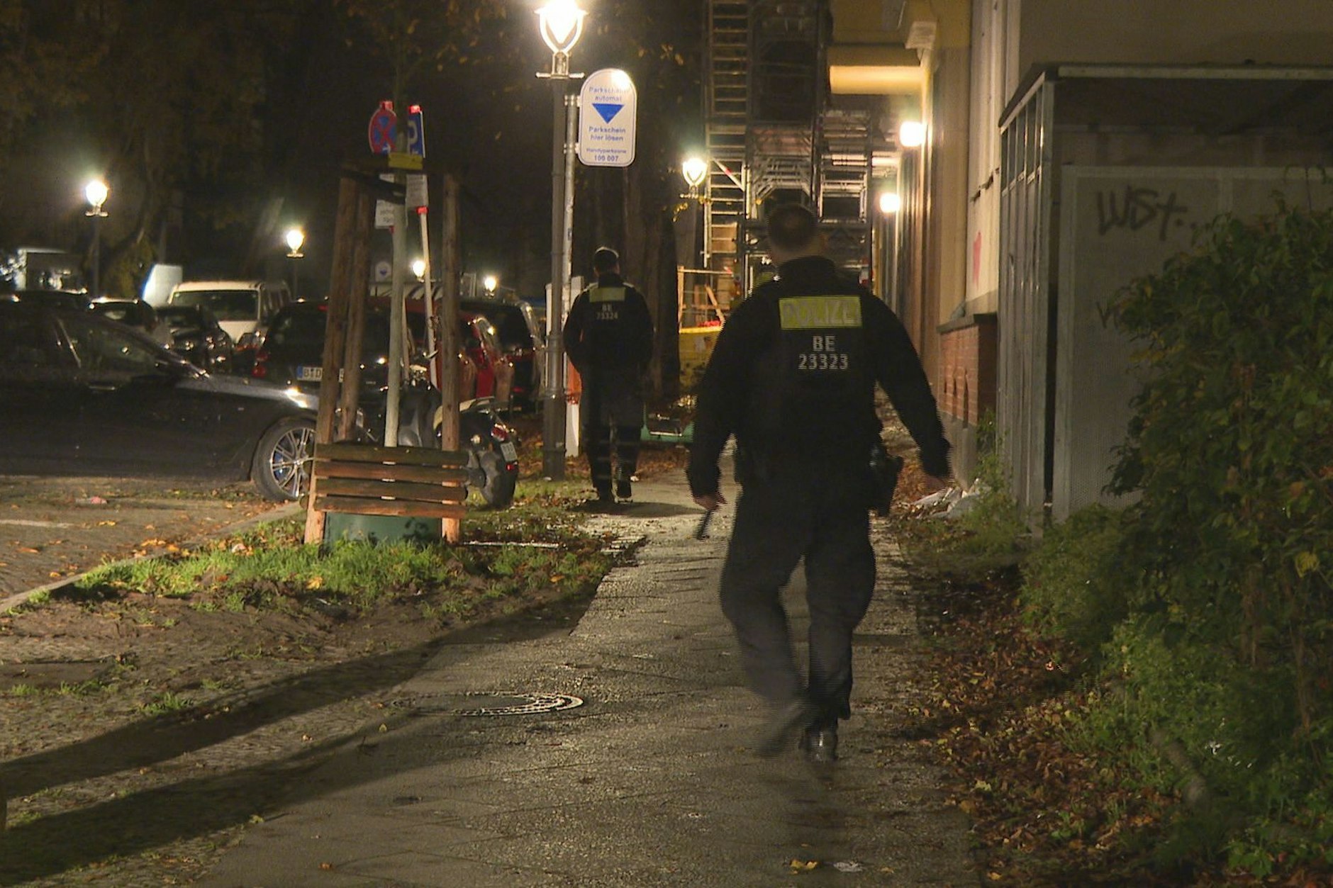 In der Nacht: Die Polizei patrouilliert vor einer Schule in der Pfalzburger Straße.