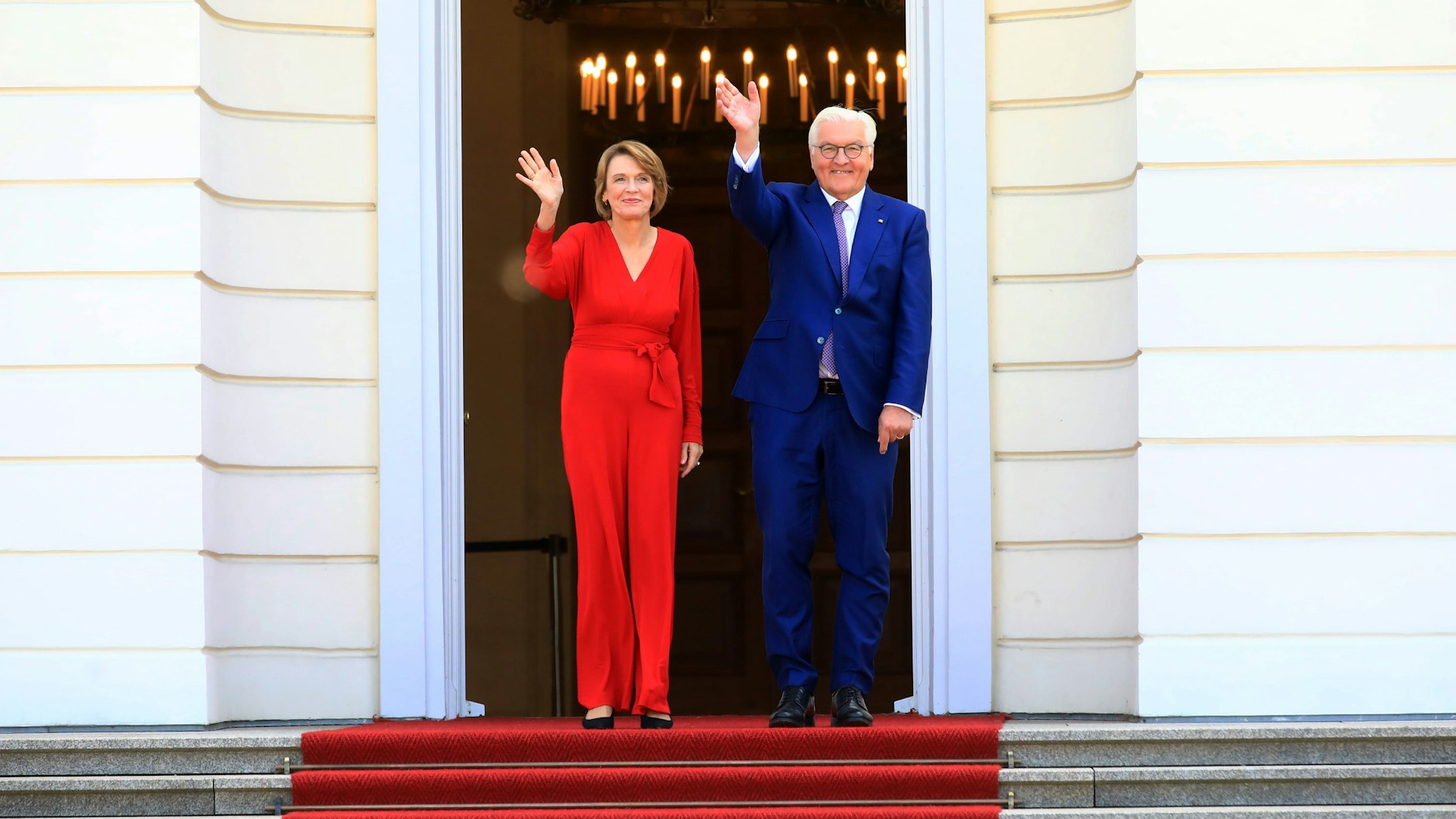 Bundespräsident Steinmeier winkt beim Tag des offenen Schlosses.