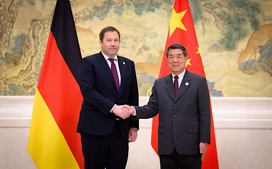 Vizekanzler Lars Klingbeil wurde am Montag in Peking von Chinas Vizepremier He Lifeng empfangen.