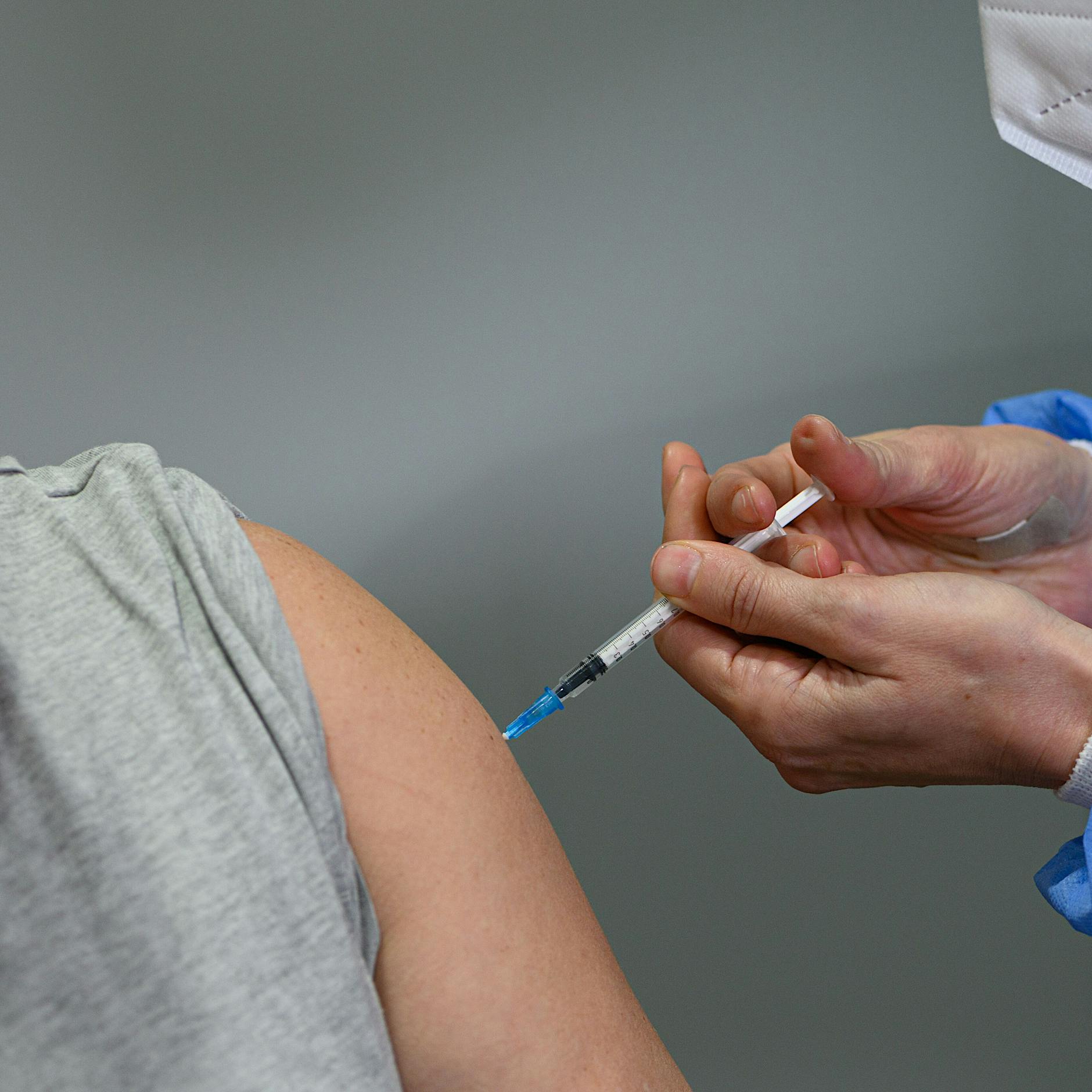 Corona-Impfstoff und Übersterblichkeit: Warum hält die britische Regierung Daten zurück?