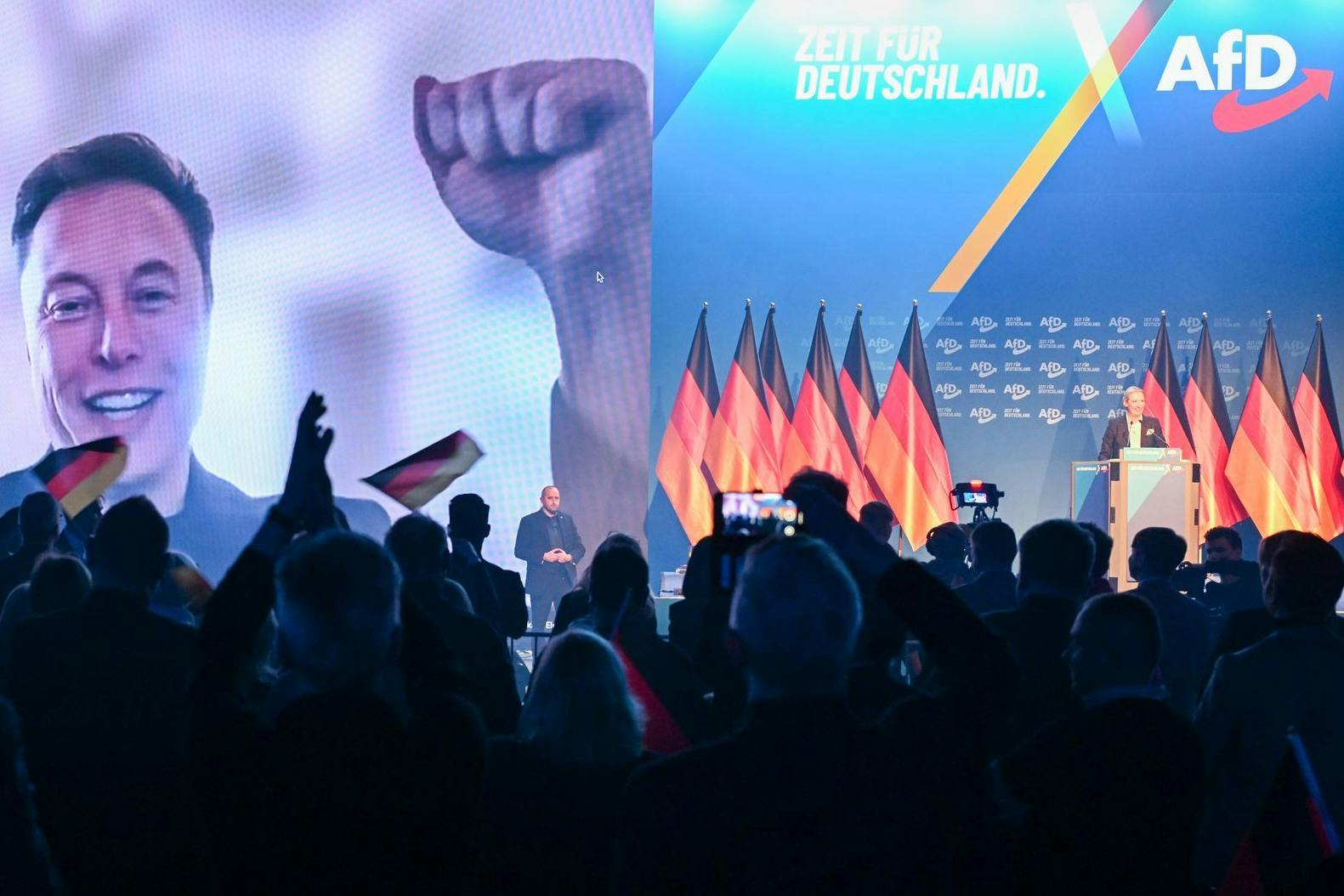 Über eine Videoeinblendung zeigt sich Tesla-Chef beim Wahlkampfveranstaltung der AfD im Januar 2025.
