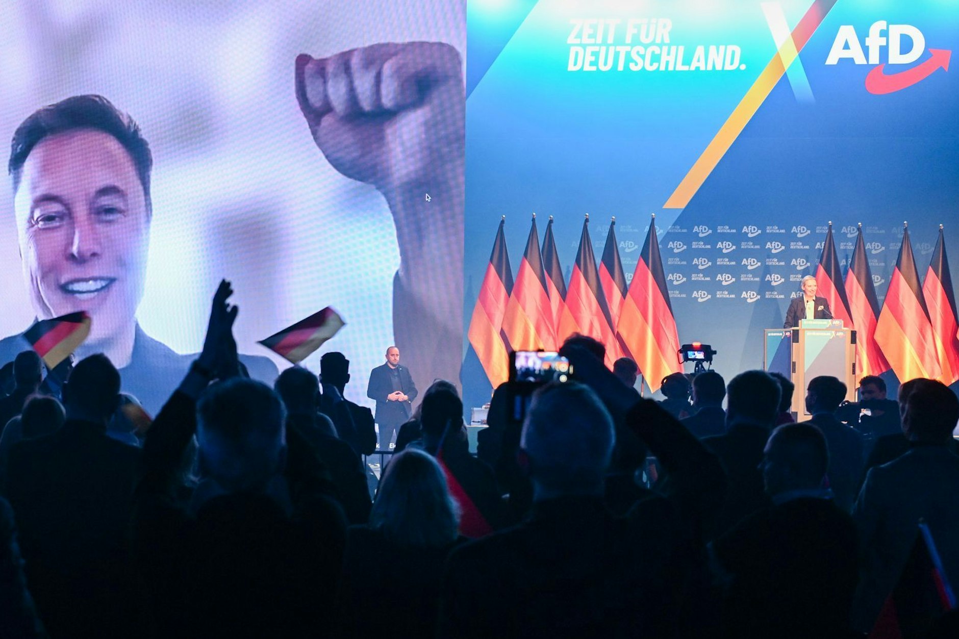 Über eine Videoeinblendung zeigt sich Tesla-Chef beim Wahlkampfveranstaltung der AfD im Januar 2025.