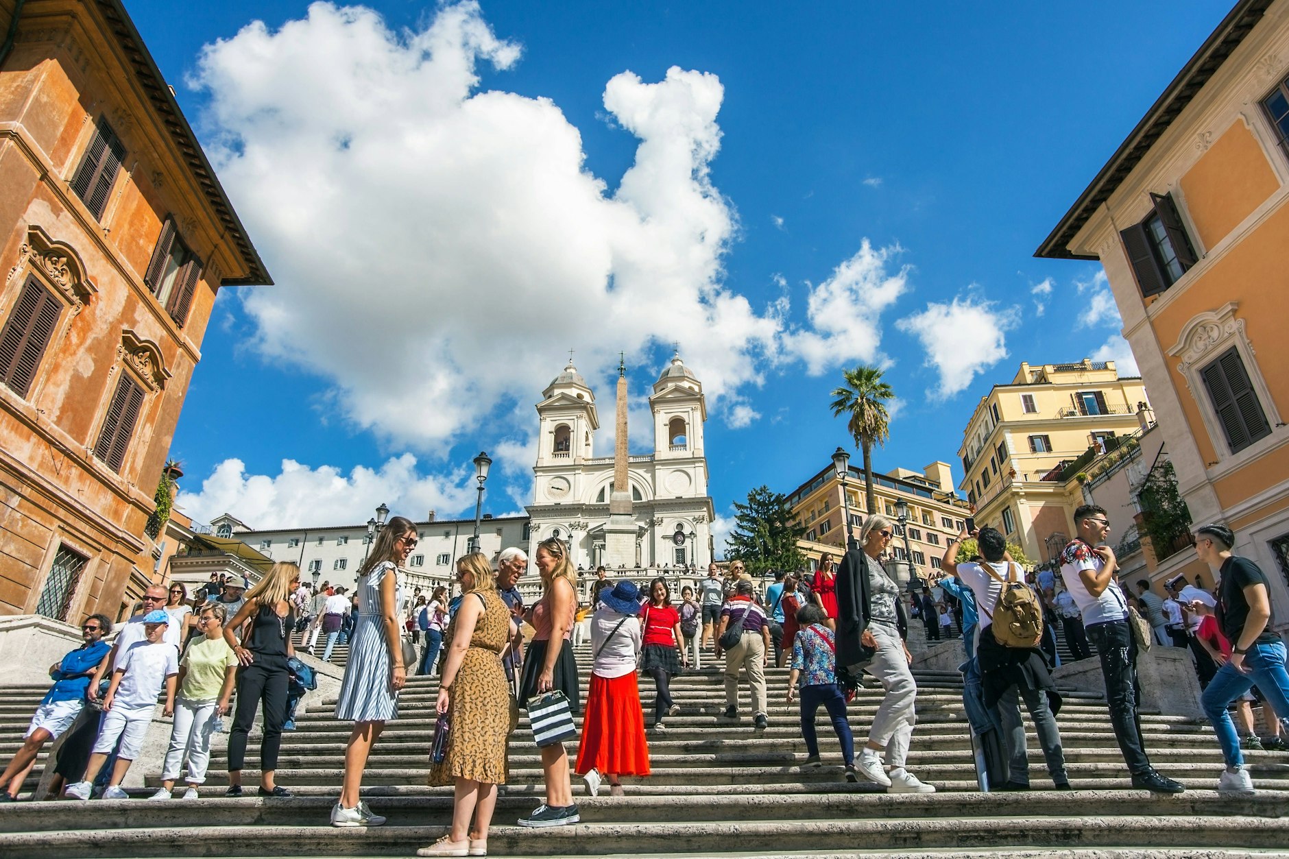 Touristen könnten bei einer dauerhaften Sommerzeit in Italien die längeren Abende im Hellen genießen. Wie hier auf der Spanischen Treppe in Rom.