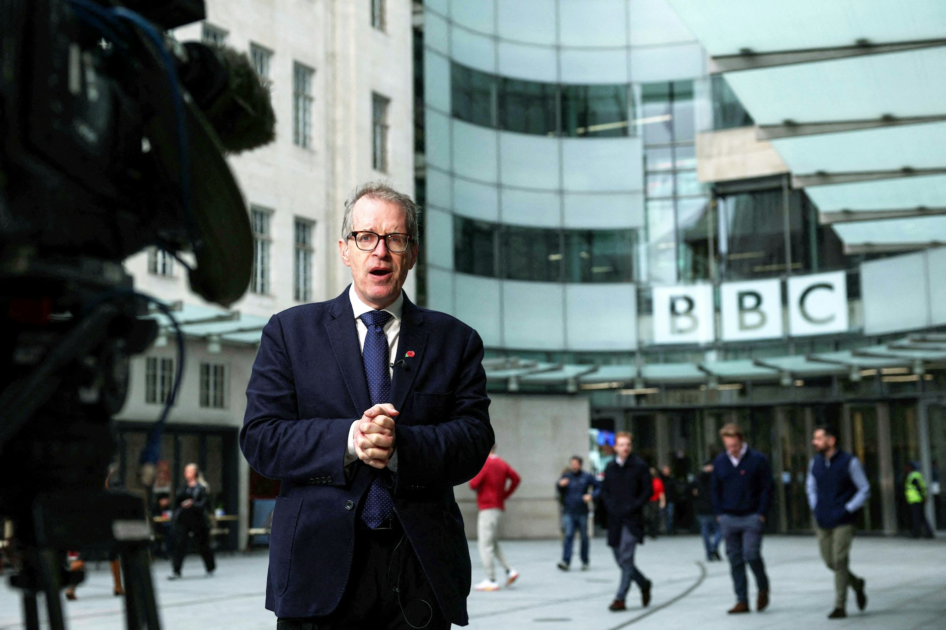 Bei der Arbeit: BBC-Korrespondent David Sillito berichtet über die Rücktritte in seinem Sender.