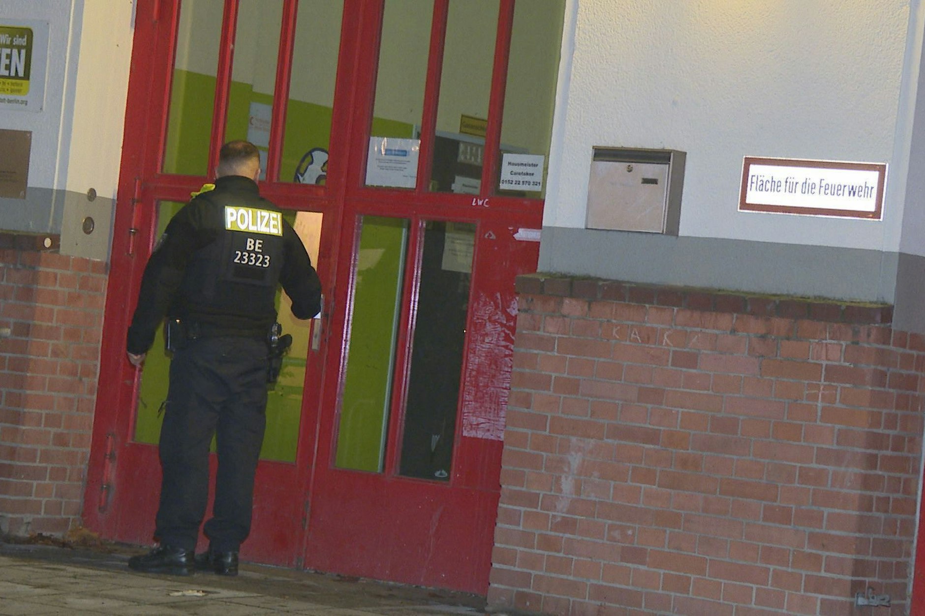 Vor mehreren namentlich in den Drohschreiben genannten Schulen kontrollierte die Polizei in der Nacht verstärkt.