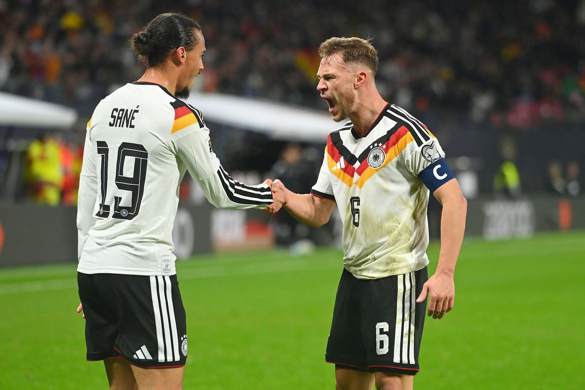Leroy Sané und Joshua Kimmich (v.l.) bejubeln eins der zwei Tore von Sané beim klaren Sieg der deutschen Fußball-Nationalmannschaft gegen die Slowakei.