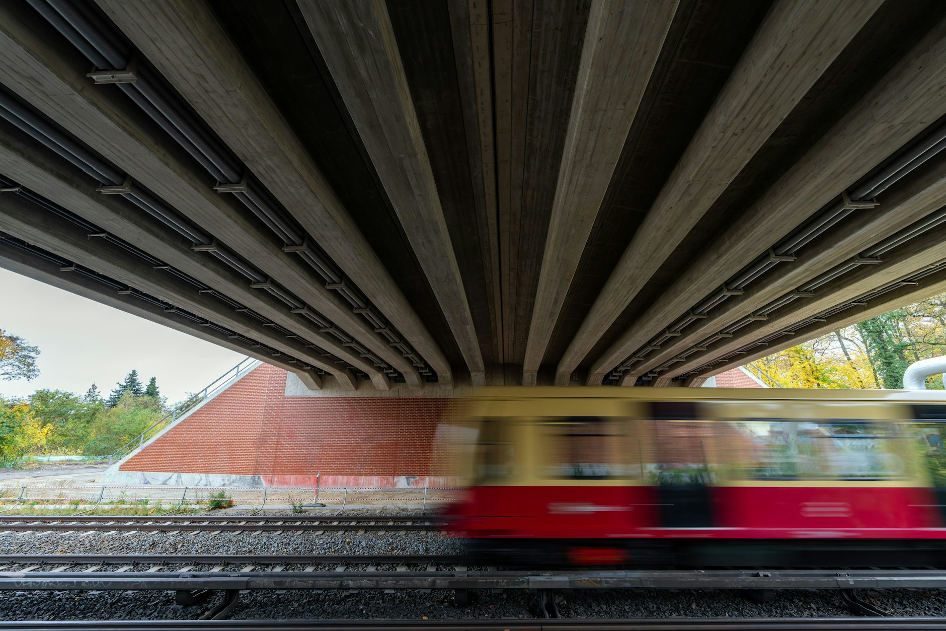 Ein Mann hat in der Nacht auf Sonntag mehrere Personen an einer S-Bahnstation angegriffen.