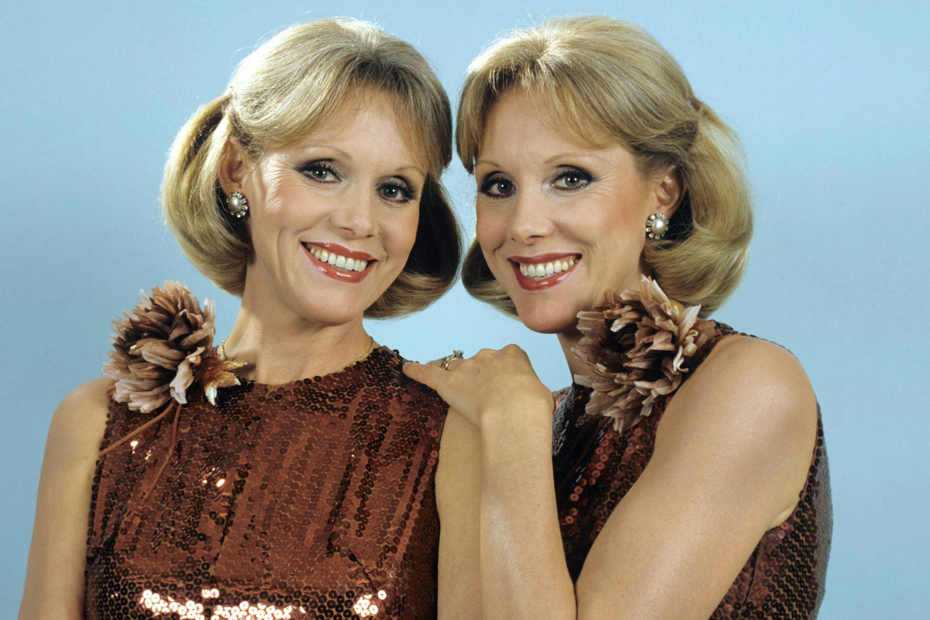Die Kessler-Zwillinge Alice und Ellen vor der Sendung „Schönste Melodien der Welt“ im Jahr 1981.