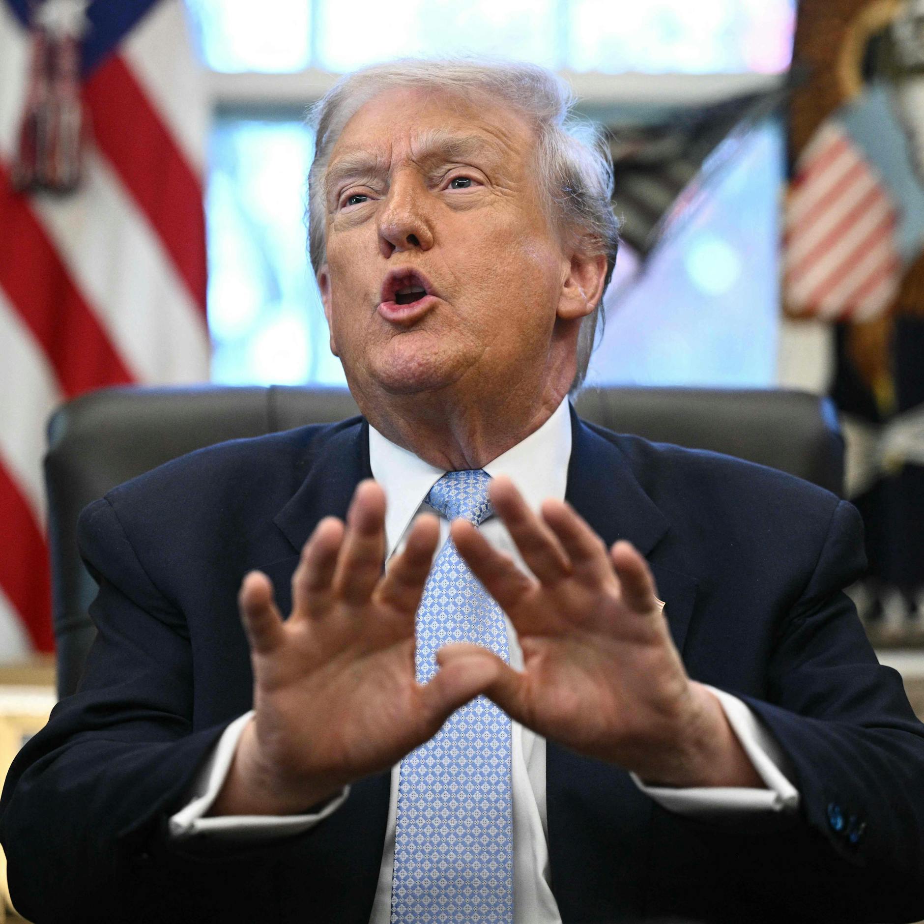 Image - Trump gerät ins Wanken: Epstein-Akten und Preisexplosion gefährden seine zweite Amtszeit