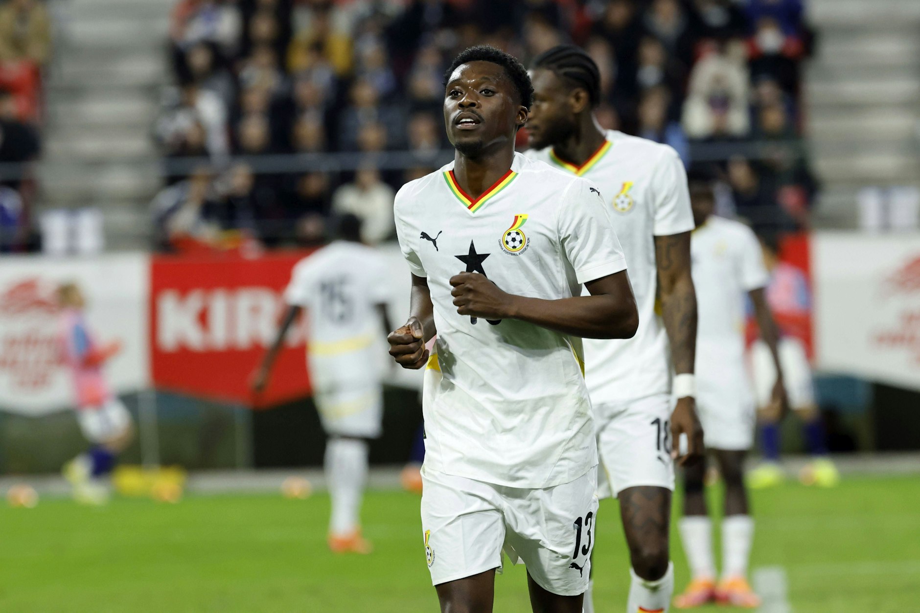 Derrick Köhn feiert sein Debüt für Ghana. Die Partie wird durch die schwere Verletzung von Ghanas Abu Francis überschattet.