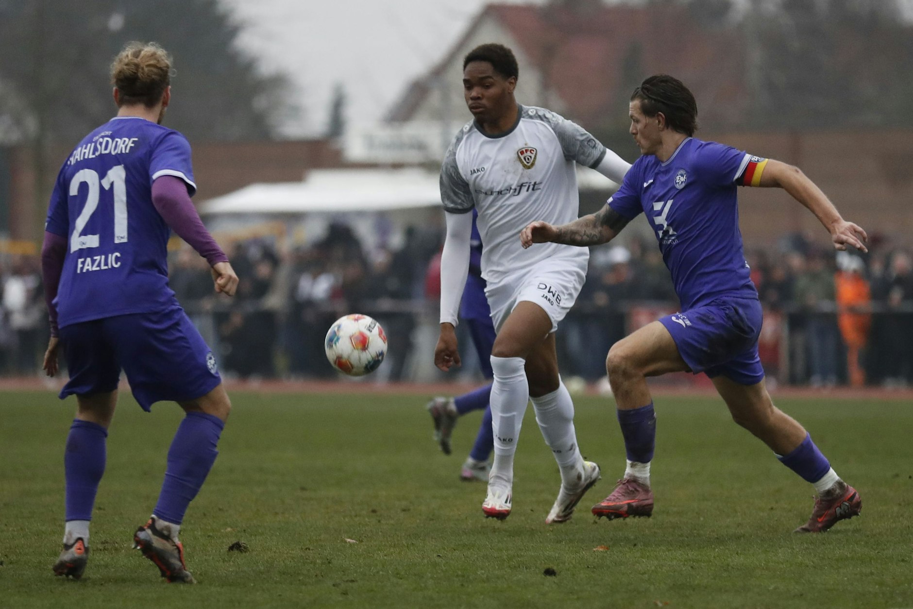 Happi Monthe vom BFC Dynamo nimmt es mit den Mahlsdorfern Peter Köster (r.) und Dino Fazlic (l.) auf.