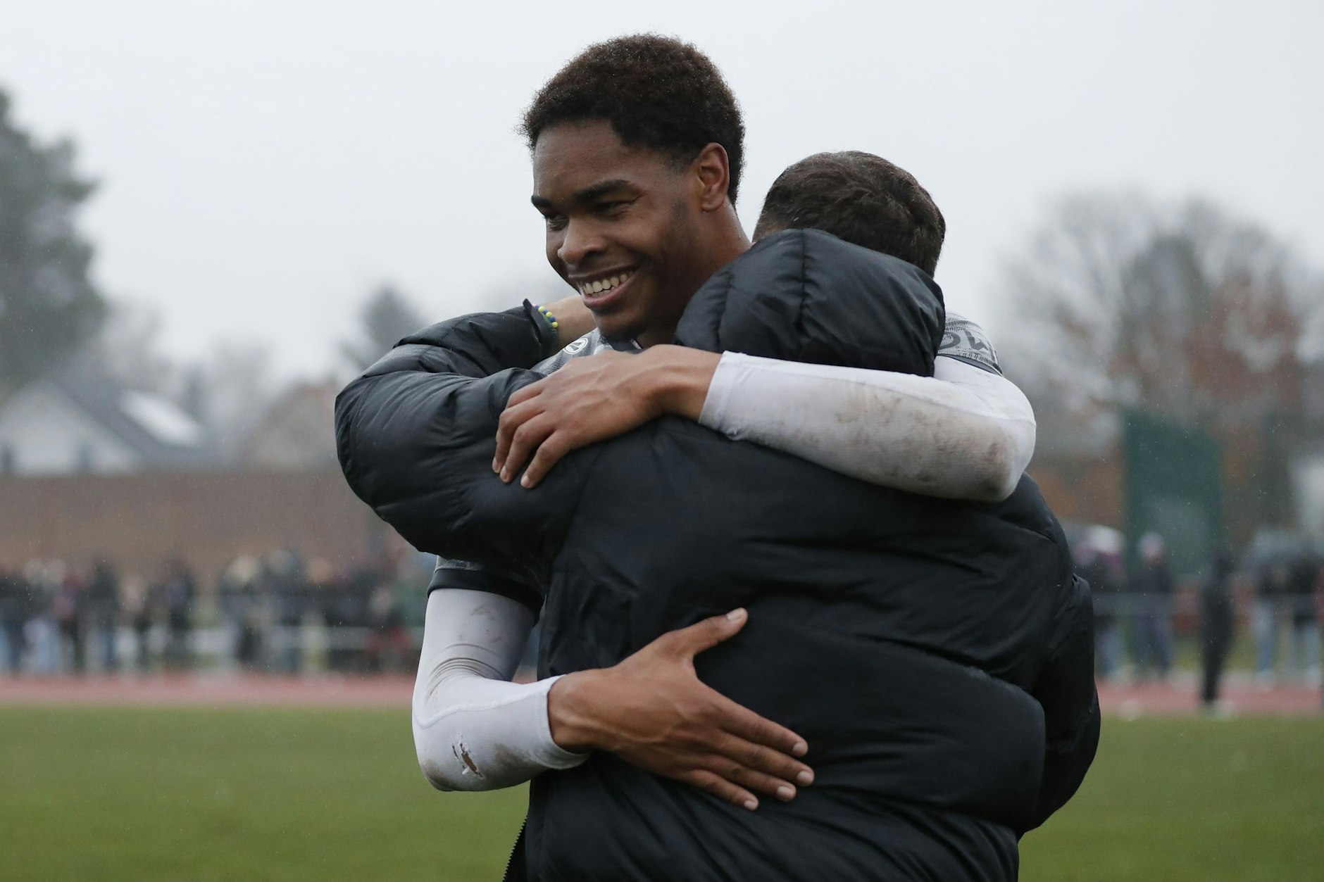 BFC-Sportchef Enis Alushi drückt Brandon Happi Monthe (l.) nach dem Pokal-Krimi in Mahlsdorf ganz fest an sein Herz.