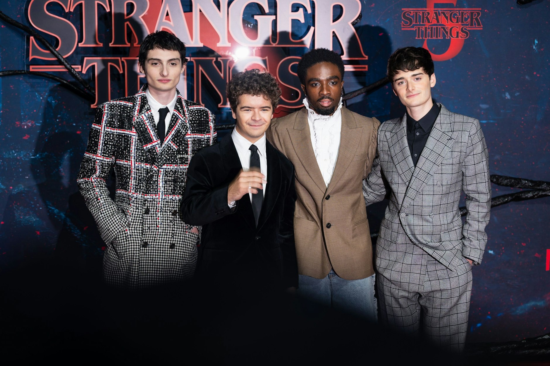 Finn Wolfhard, Gaten Matarazzo, Caleb McLaughlin und Noah Schnapp auf dem roten Teppich in Berlin – zur Feier der finalen fünften Staffel „Stranger Things“.