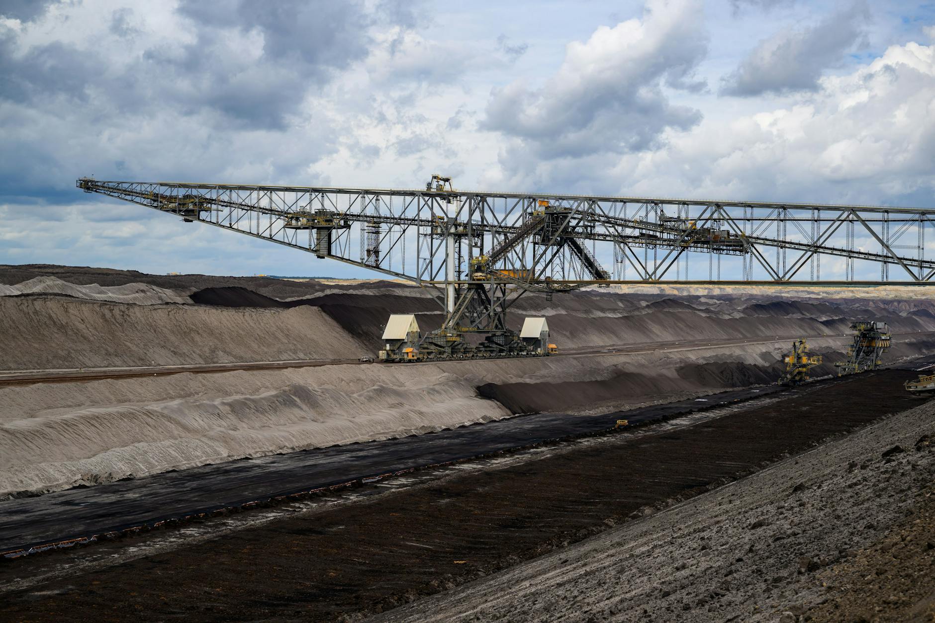 Eine Abraumförderbrücke steht im Braunkohletagebau Welzow der Leag.