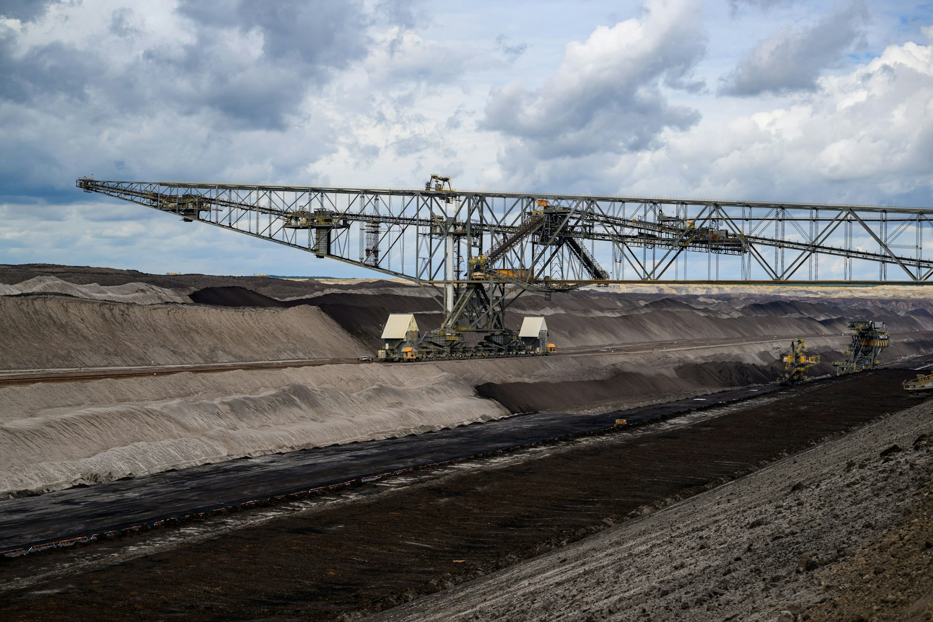 Eine Abraumförderbrücke steht im Braunkohletagebau Welzow der Leag.