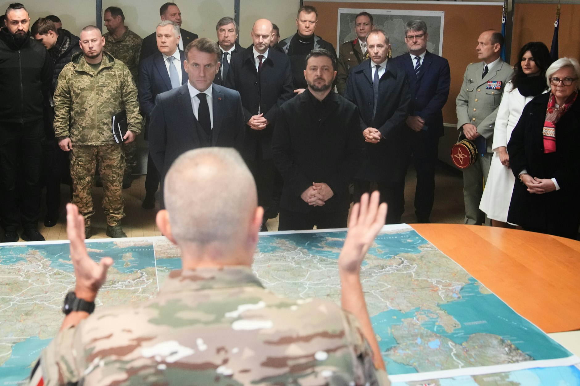 Suresnes: Der französische Präsident Emmanuel Macron (Mitte l) und der ukrainische Präsident Wolodymyr Selenskyj (Mitte r) besuchen die Büros der künftigen internationalen Streitkräfte auf dem Mont Valerien in Suresnes, außerhalb von Paris.