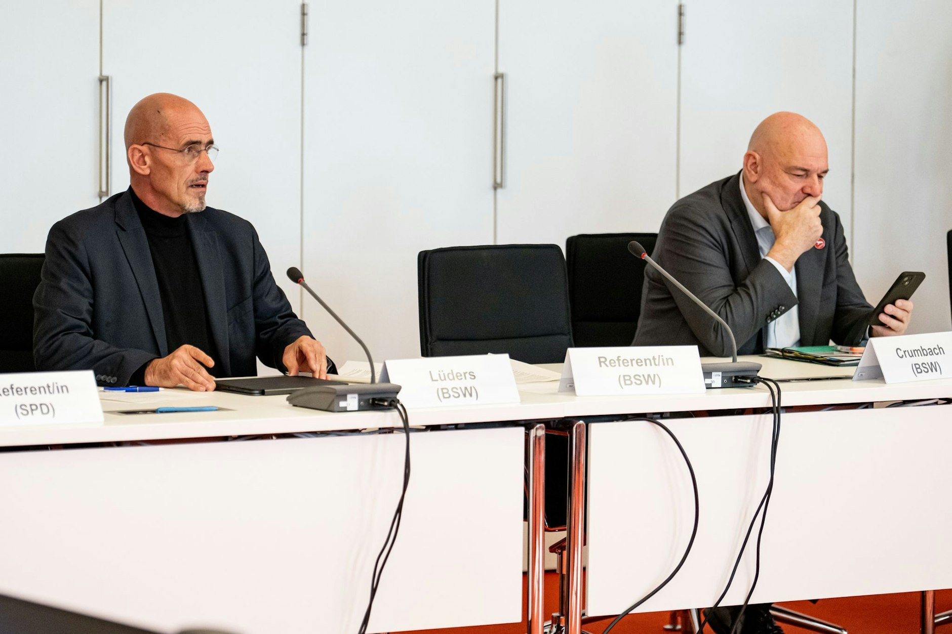 BSW-Fraktionschef Niels-Olaf Lüders (links) und Brandenburgs Landesfinanzminister Robert Crumbach (rechts)