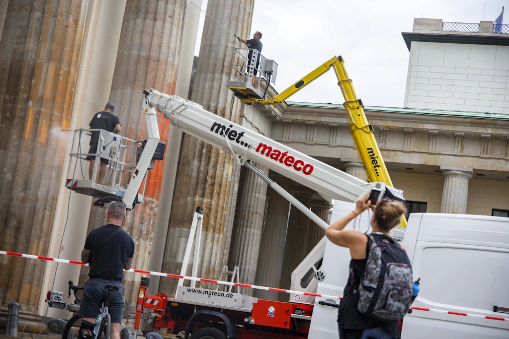 Nach dem Farbanschlag der Klima-Chaoten im September 2023: Die Reinigungsarbeiten dauerten Monate.