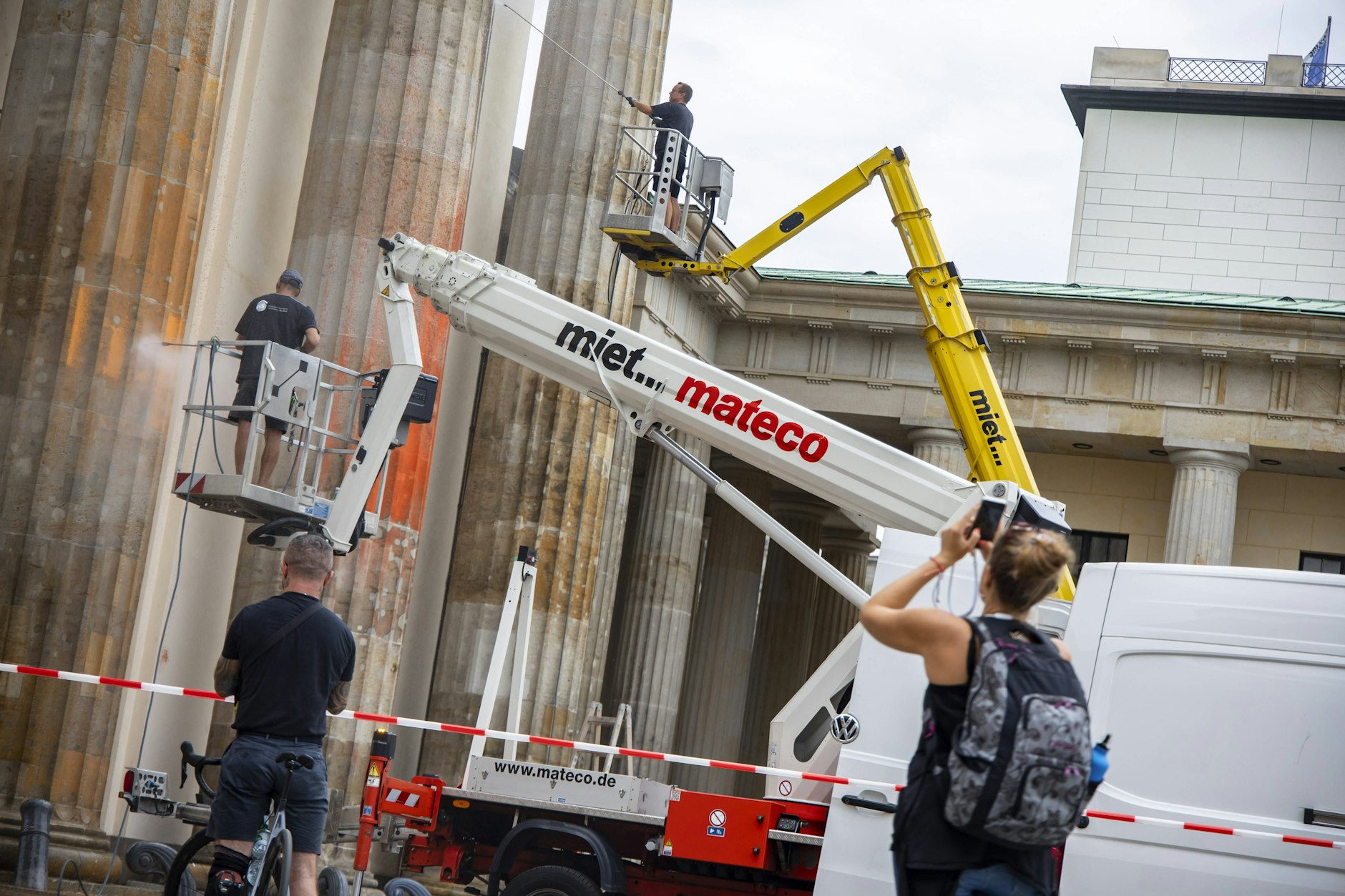 Nach dem Farbanschlag der Klima-Chaoten im September 2023: Die Reinigungsarbeiten dauerten Monate.