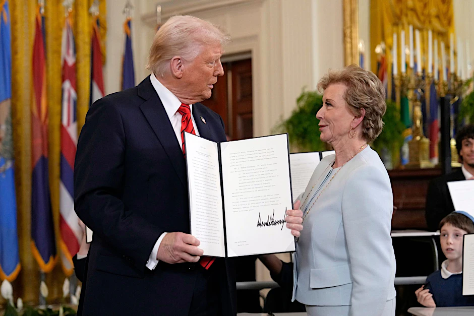 US-Präsident Donald Trump hält im Merz eine unterzeichnete Durchführungsverordnung neben Bildungsministerin Linda McMahon im East Room des Weißen Hauses. 