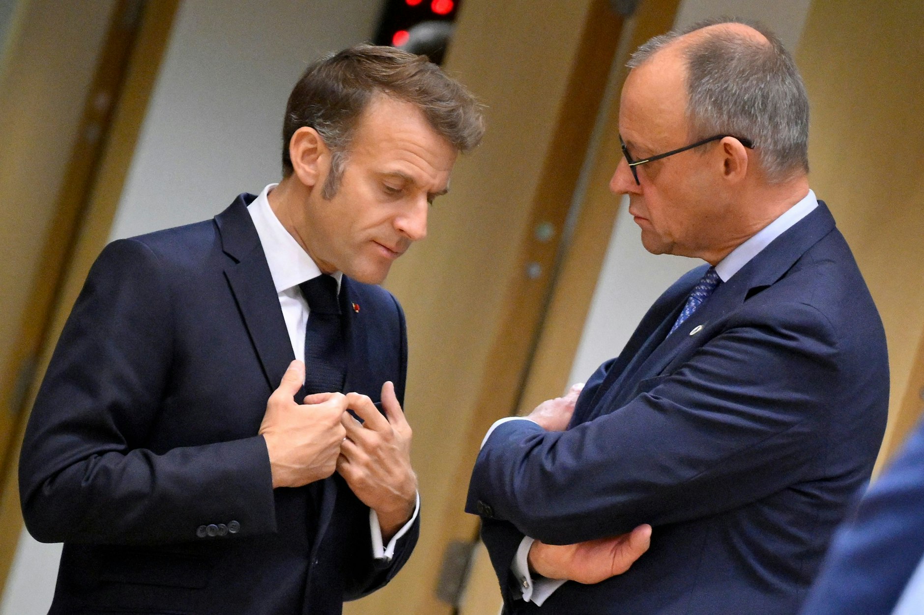 In Sachen Digitalpolitik sind Frankreichs Präsident Emmanuel Macron und Bundeskanzler Friedrich Merz nicht auf einer Linie.