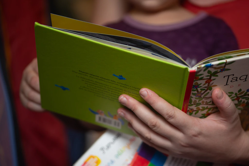 Eine Mutter liest einem Kind aus einem Buch vor.