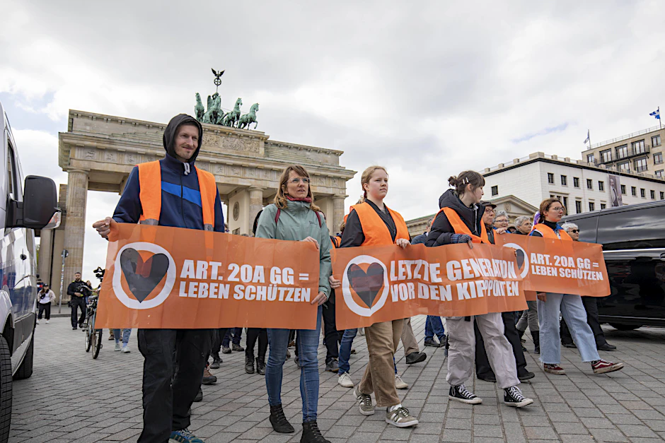Protestmarsch der „Letzten Generation“ vor dem Brandenburger Tor, Wochen später wurde es von ihnen beschmiert.