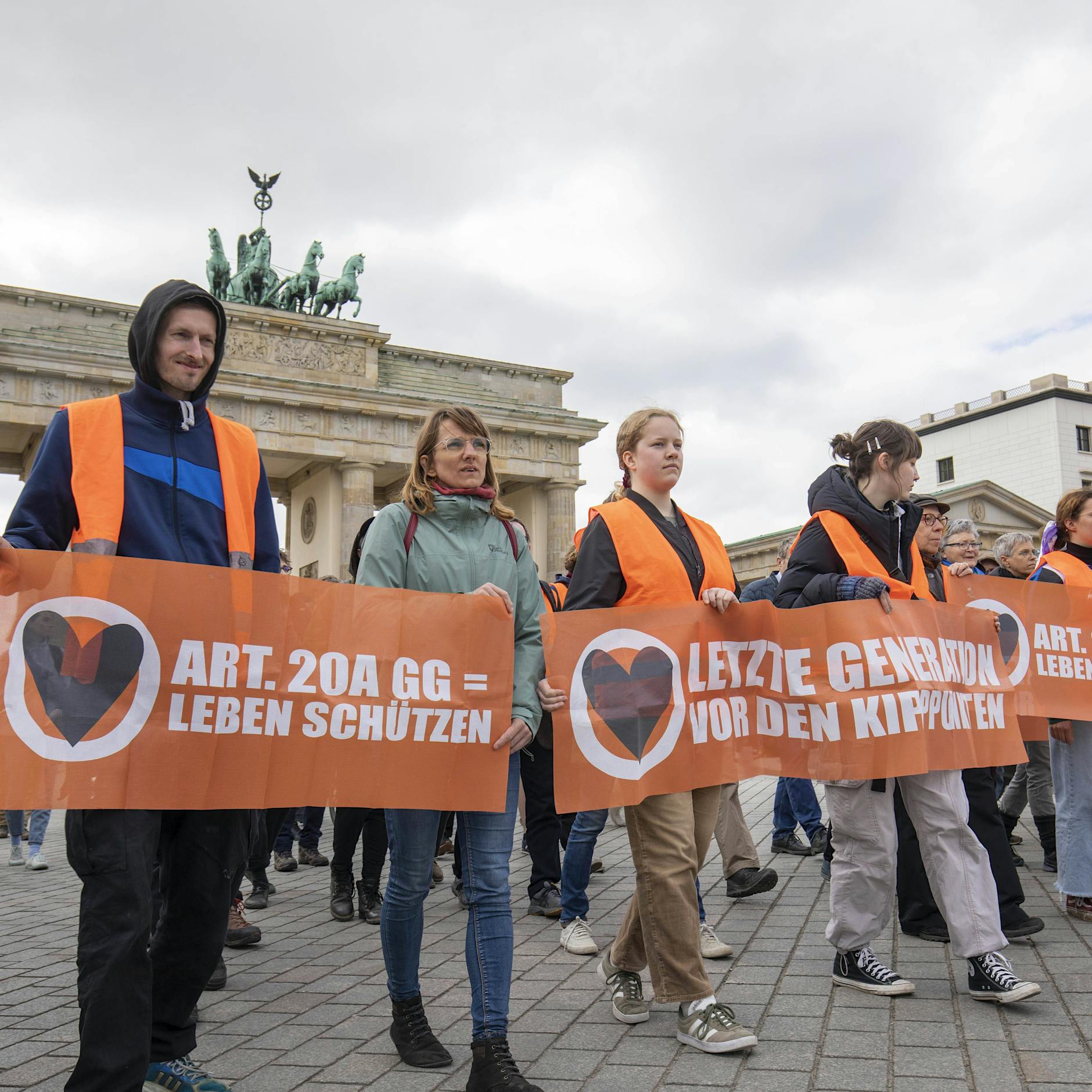 Klima-Kleber schulden Berlin 140.000 Euro! Aber das Gericht trödelt