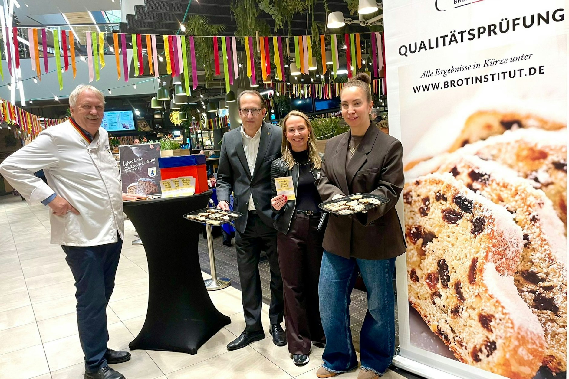 Bäckermeister Lars Siebert ( links) bei der diesjährigen Stollenprüfung.